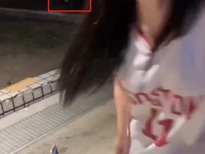 美女为何要扒开双腿让男人捅？这正常吗？应该如何看待？